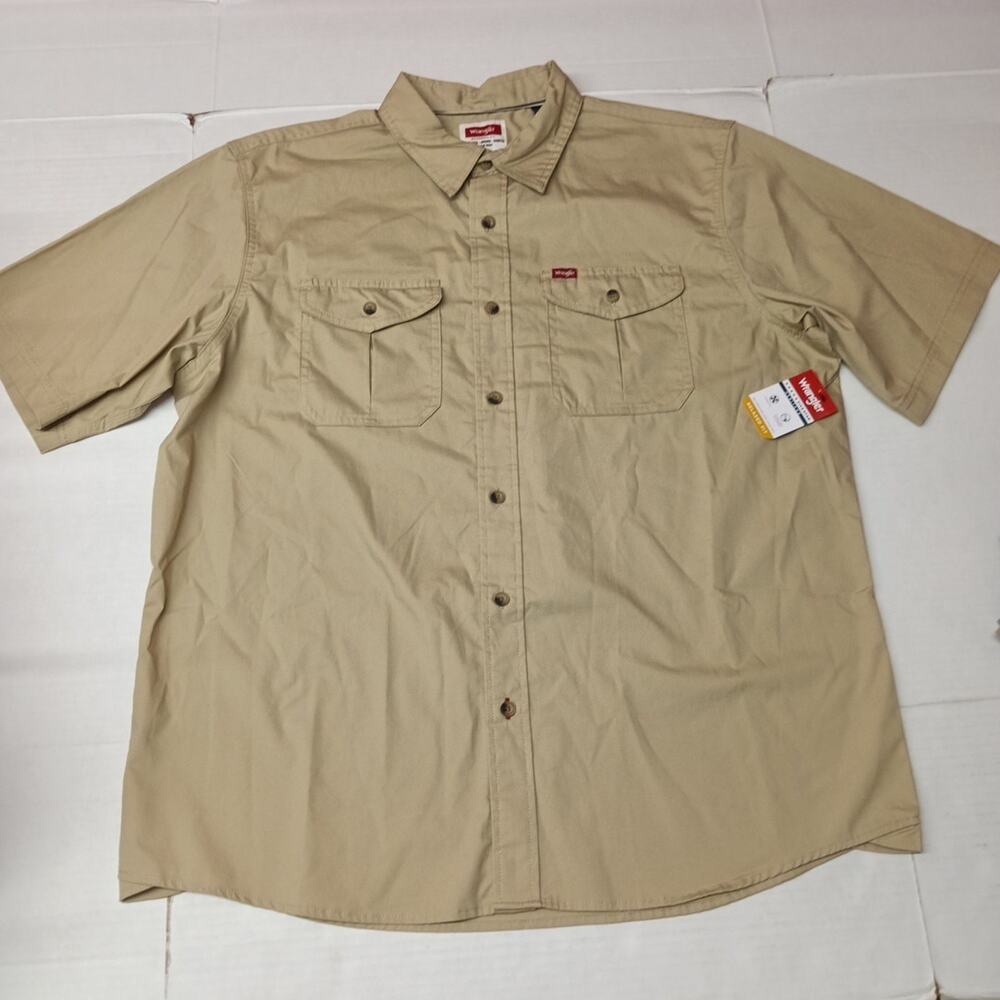 Wrangler Men's Relaxed Fit Short Sleeve Woven Button Up Shirt Size XL Khaki